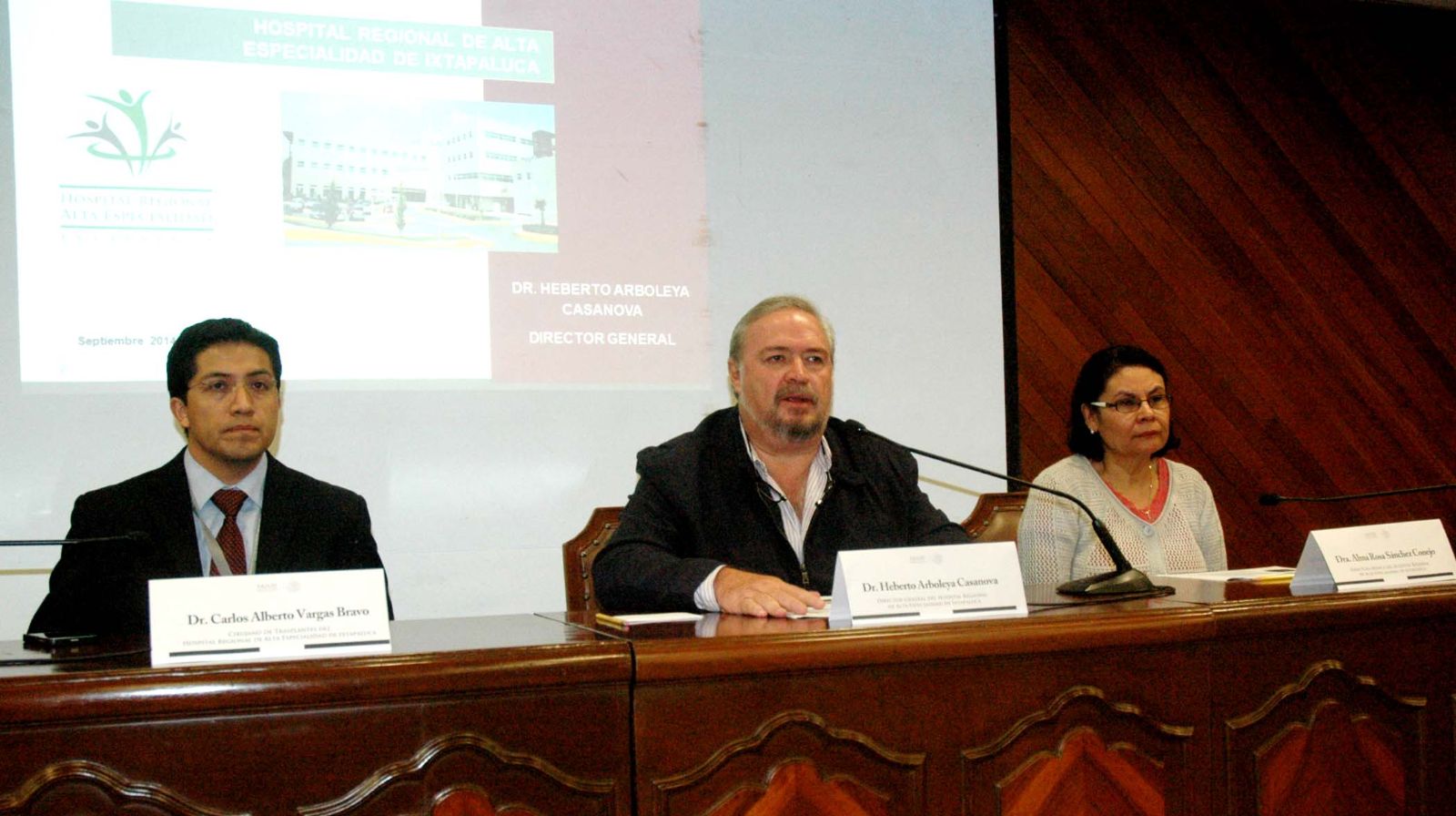 Carlos Alberto Vargas Bravo, Heberto Arboleya Casanova y Alma Rosa Sánchez Conejo sentados en conferencia de prensa