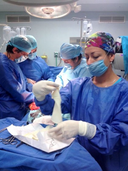 Médicos en quirofano realizando trasplante