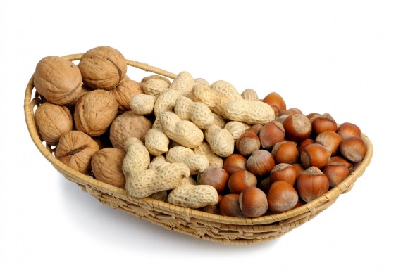 Aparte de proveer proteína vegetal y ácidos grasos insaturados, las nueces proveen otros nutrientes que pueden mejorar los factores de riesgo.