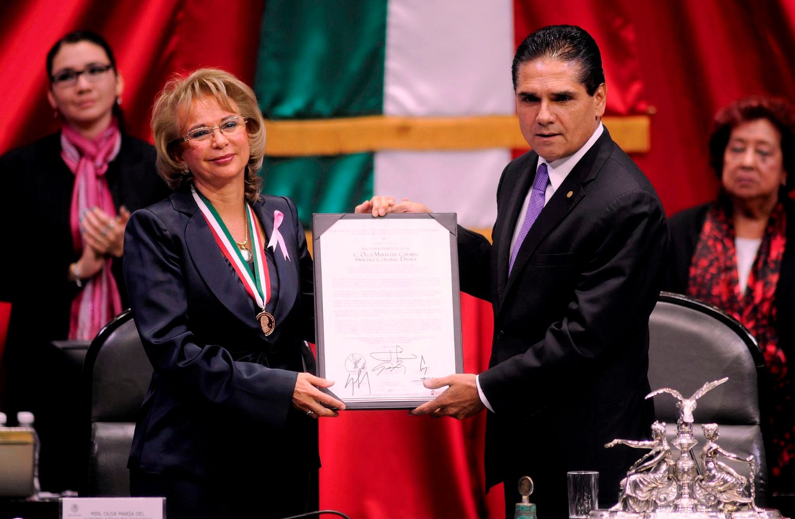 Silvano Aureoles Conejo entrega Medalla al Mérito Cívico “Eduardo Neri y Legisladores de 1913” a Olga María del Carmen Sánchez Cordero Dávila