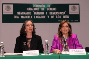 Marcela Lagarde y de los Ríos y Lucía Mícher Camarena sentadas en una mesa