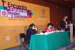 Javier Salinas Narváez dando su discurso