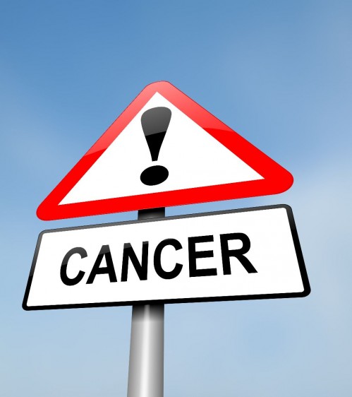 Letrero con signo de admiración y la palabra CANCER