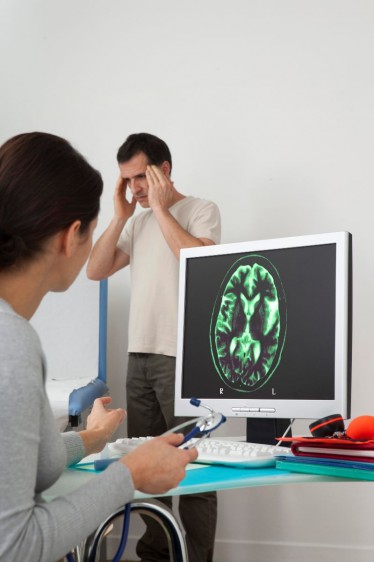 Doctora observa encefalograma con un paciente