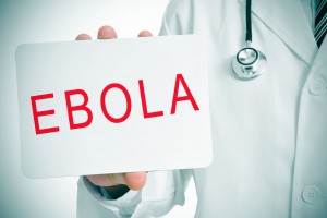 Médico sosteniendo letrero con la palabra EBOLA
