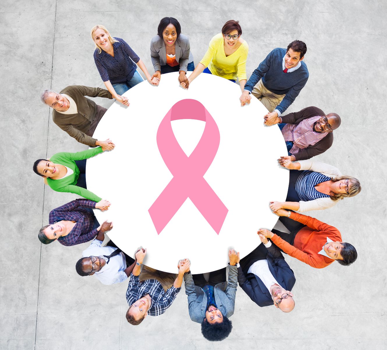 Mujeres alrededor de una malla de seguirdad circular con una ilustración del listón de cáncer de mama