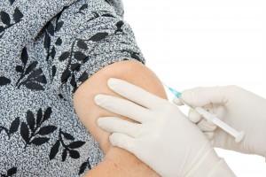 médico aplica vacuna a adulta mayor