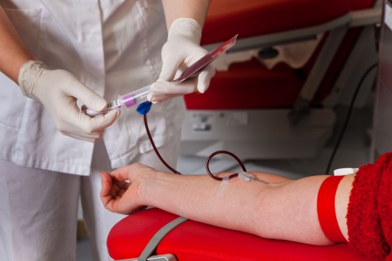 Acercamiento al brazo de una persona donando sangre
