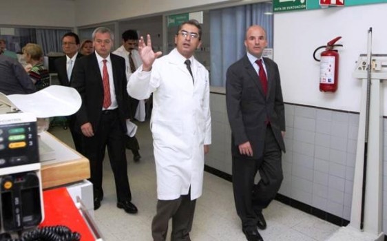 Funcionarios caminando en un  pasillo del Hospital General Regional 1 Carlos Mac Gregor Sánchez Navarro