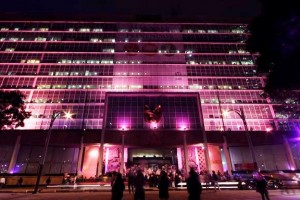 Fachada del Edificio Central del IMSS alumbrado con luz rosa