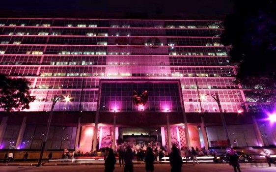 Fachada del Edificio Central del IMSS alumbrado con luz rosa