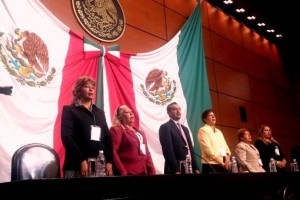 Isidro Moreno Arcega con mujeres de Ecatepec