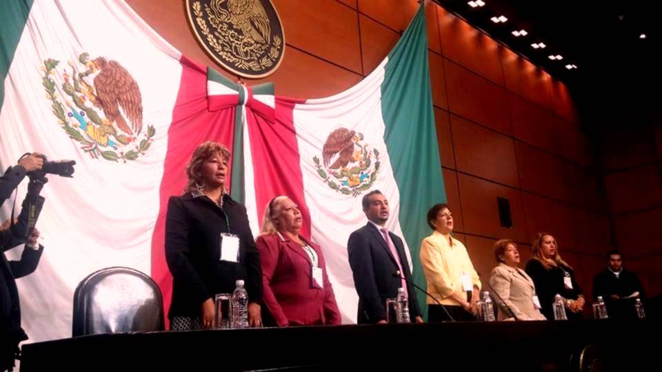 Isidro Moreno Arcega con mujeres de Ecatepec