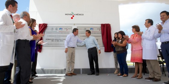 A la derecha el gobernador Miguel Márquez Márquez y a la izquierda Presidente Peña Nieto revelando una placa