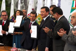 Lorena Cruz Sánchez, Enrique Peña Nieto y Miguel Ángel Osorio Chong muestran un documento