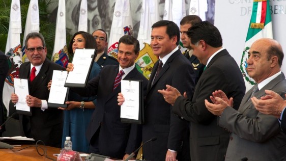 Lorena Cruz Sánchez, Enrique Peña Nieto y Miguel Ángel Osorio Chong muestran un documento
