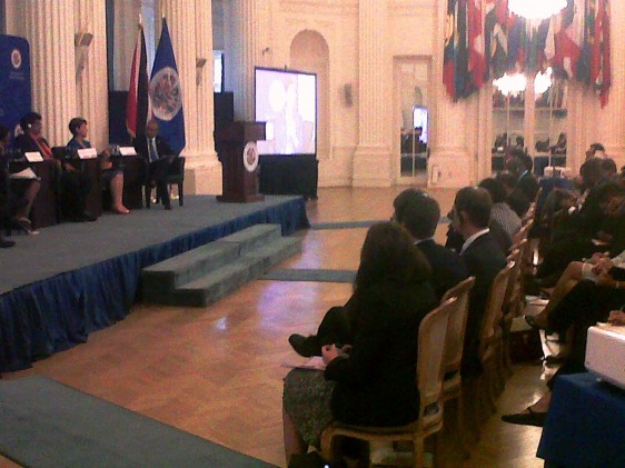 Mercedes Juan exponiendo a Ministros de Salud de las Americas
