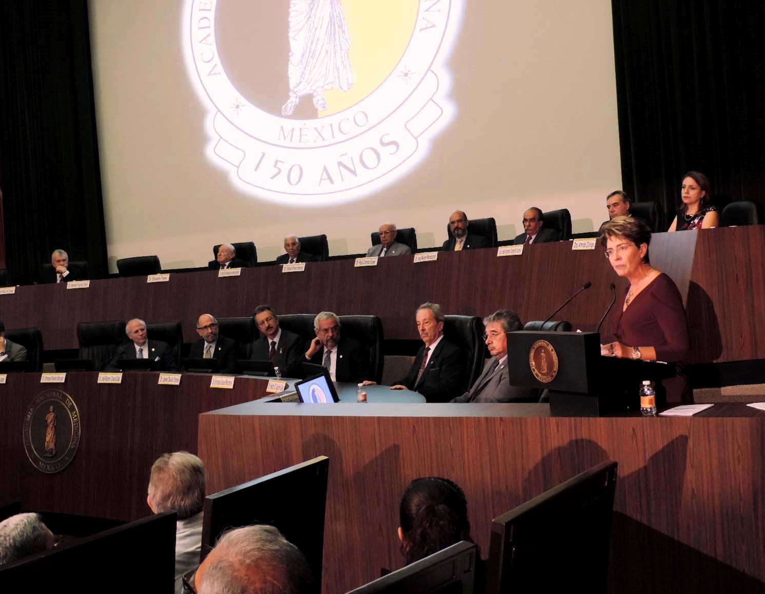 Mercedes Juan en podium de la Academia Nacional de Medicina