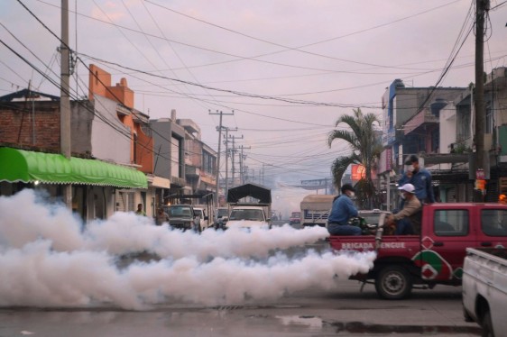 Camioneta realizadndo nebulización en la calle