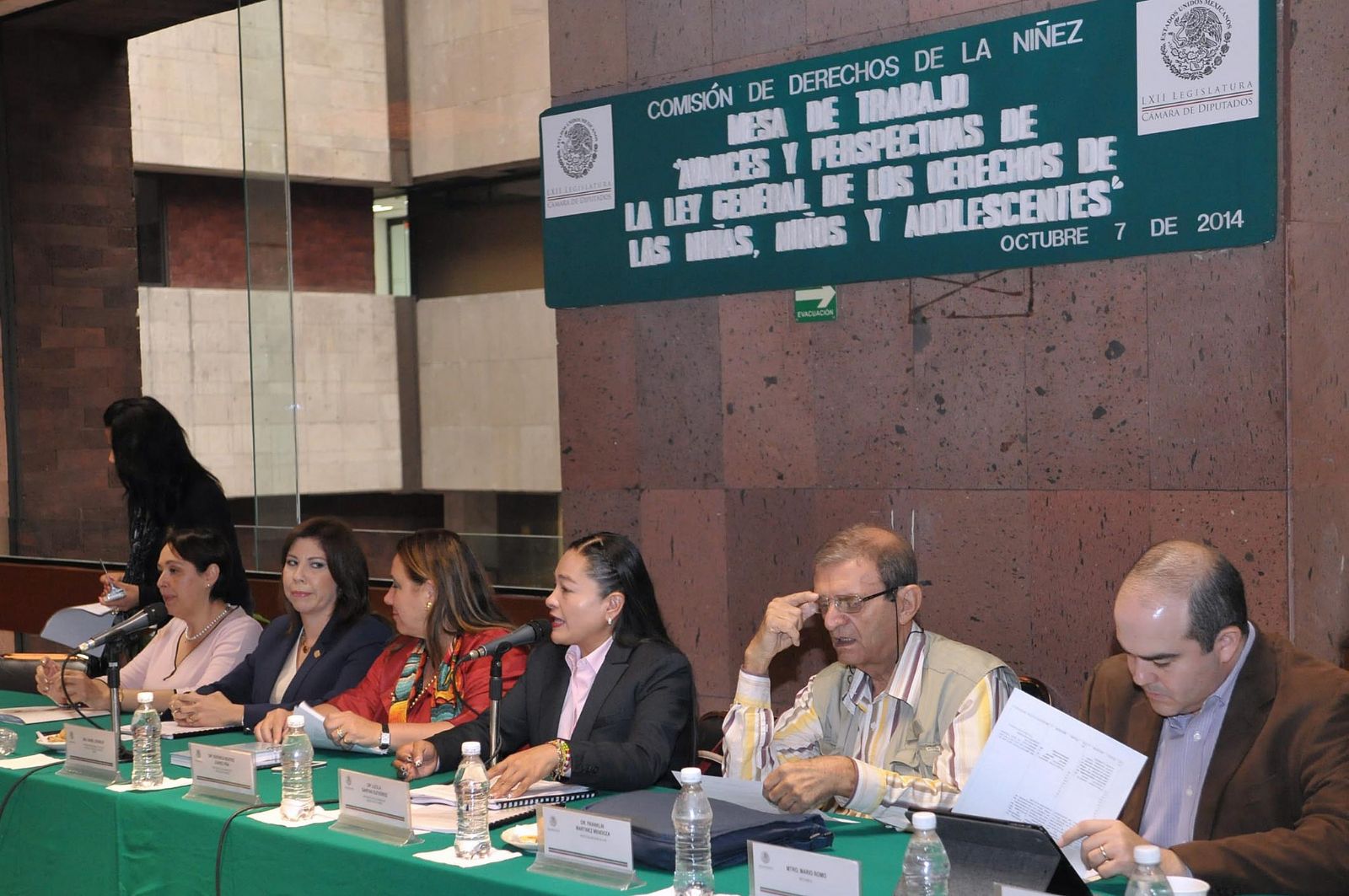 Diputados en mesa de trabajo