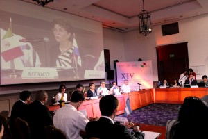 Mercedes Juan con funcionarios de la Conferencia Iberoamericana de Ministras y Ministros de Salud