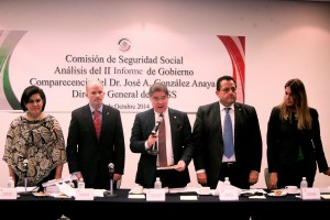 Senadores de la Comisión de Seguridad Social.de pie con José Antonio González Anaya, Director General del IMSS