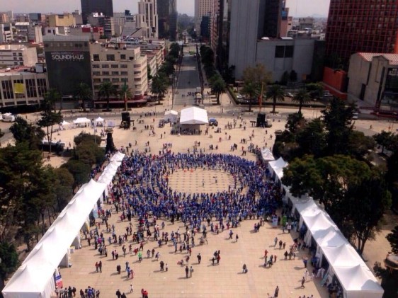 Personas en la plaza del Monumento a la revolución forman Círculo Azul