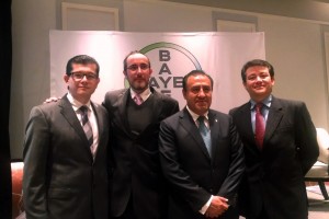 De Izquierda a derecha. Dr. Juan Francisco Moreno Hoyos, Dr. Luis Bojórquez, Paciente Sr. Pablo Trejo y Dr. Sergio López Estupiñán