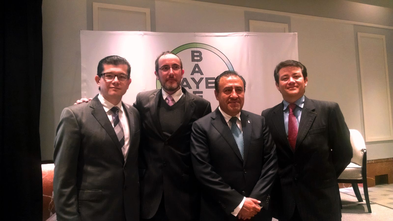 De Izquierda a derecha. Dr. Juan Francisco Moreno Hoyos, Dr. Luis Bojórquez, Paciente Sr. Pablo Trejo y Dr. Sergio López Estupiñán