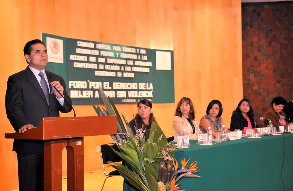 Silvano Aureoles Conejo en podium dando discurso