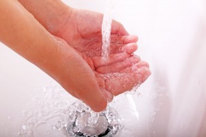 Niño lavandose las manos