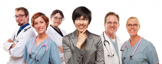 mujer joven con médicos y enfermeras detrás