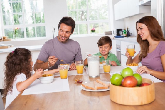 Familia desayunando en la cocina