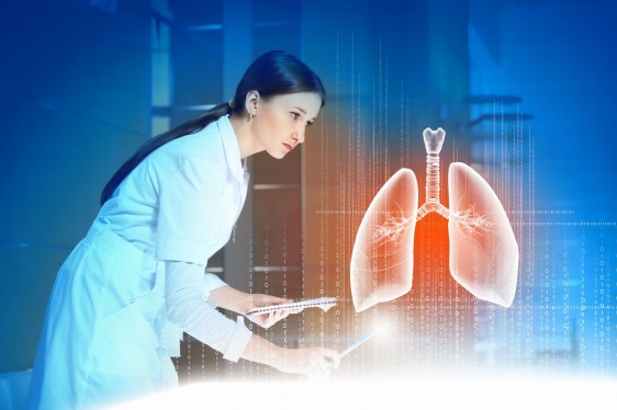 Doctora obesevando holograma 3D de un pulmón