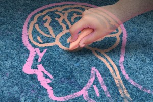 Mano de niño dibujando un cerebro