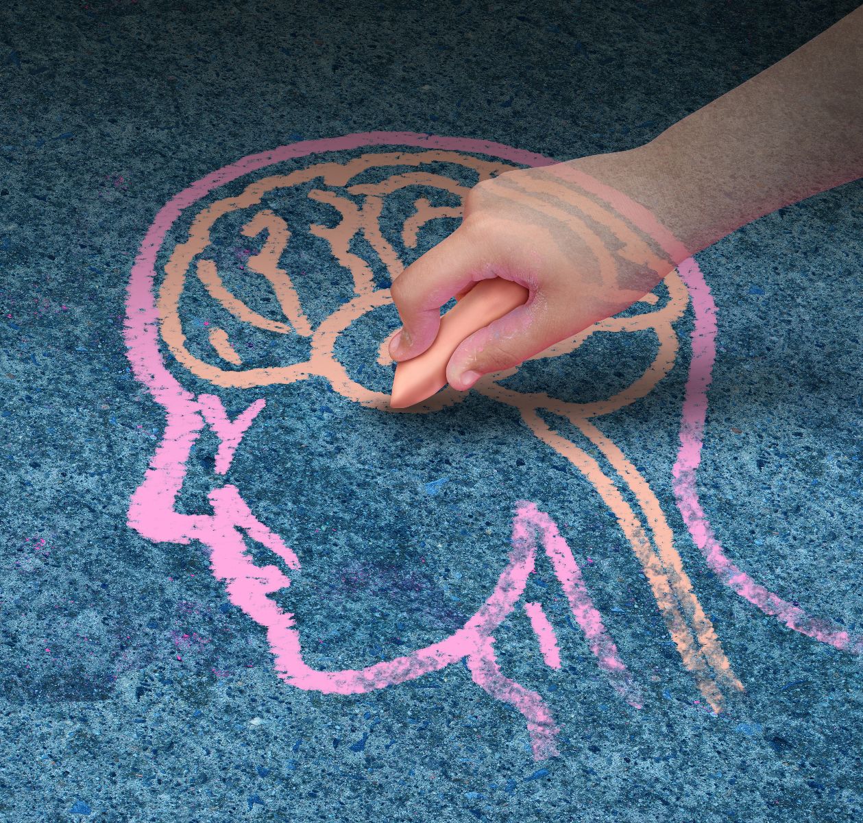 Mano de niño dibujando un cerebro