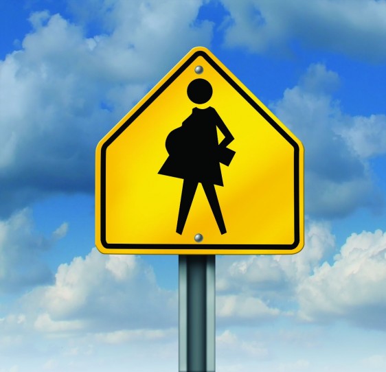Ilustració de embarazo en la adolescencia, letrero amarillo de transito con mujer embarazada