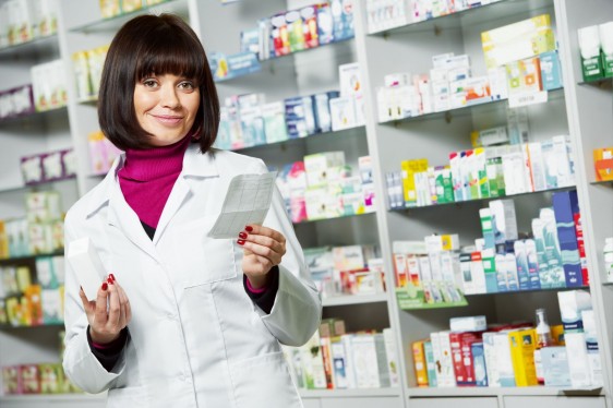 mujer atenfiendo farmacia con receta en la mano