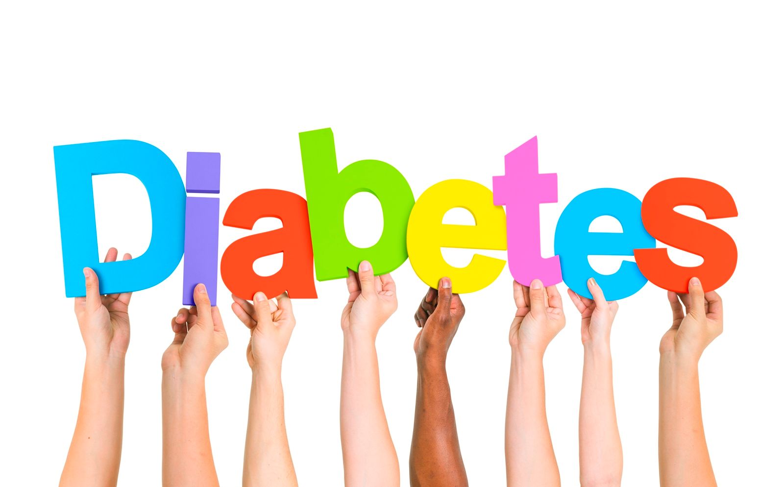 Manos sosteniendo letras de la palabra "diabetes"