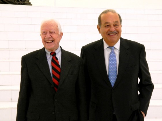 A la izquierda  Jimmy Carter y a la derecha Carlos Slim Helú  ambos sonriendo