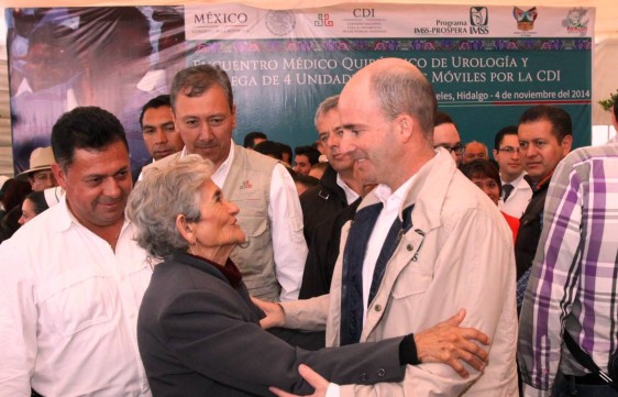 José Antonio González Anaya saludando a una persona que asistió al evento