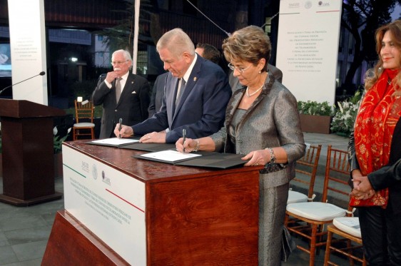 Mercedes Juan firmando documento