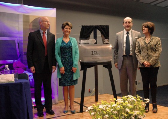 Pablo Kuri, Mercedes Juan y dos personas al lado de la placa conmemorativa de 10 años del Foro Nacional de Tecnologías para la Salud