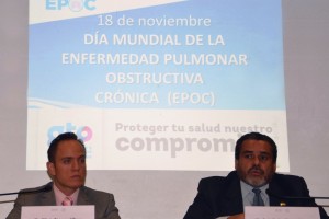 A la izquierda Efraín Navarro Olivos y a la derecha Luis Carlos Zúñiga Durán atras una proyección Día Mundial EPOC 18 de noviembre