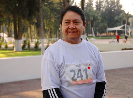 Abelardo Meneses, con una camiseta portando el número 241