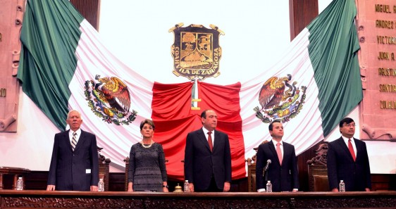 ;ercedes Juam y Rubén Moreira Valdez arriba al fondo el escudo del estado de Coahuila