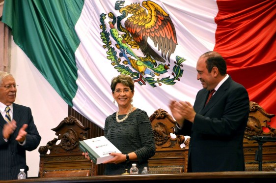 Mercedes Juan con un documento al lado de Rubén Moreira Valdez