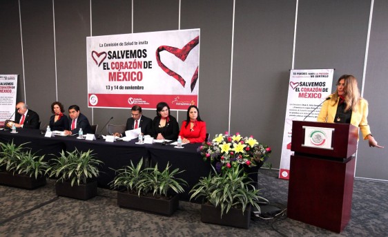 Maki Esther Ortiz Domínguez dando discurso en el podium del foro Foro “Salvando el Corazón de México”