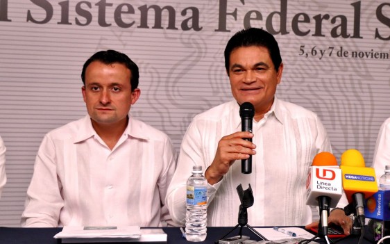 A la izquierda Mikel Arriola Peñalosa a la derecha Mario López Valdez
