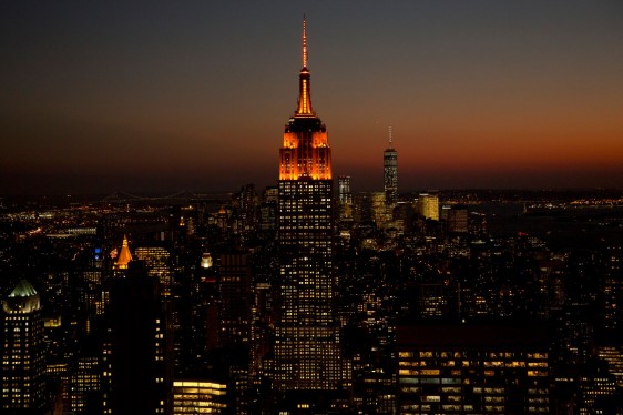 Anochecer con el Empire State iluminado de color naranja